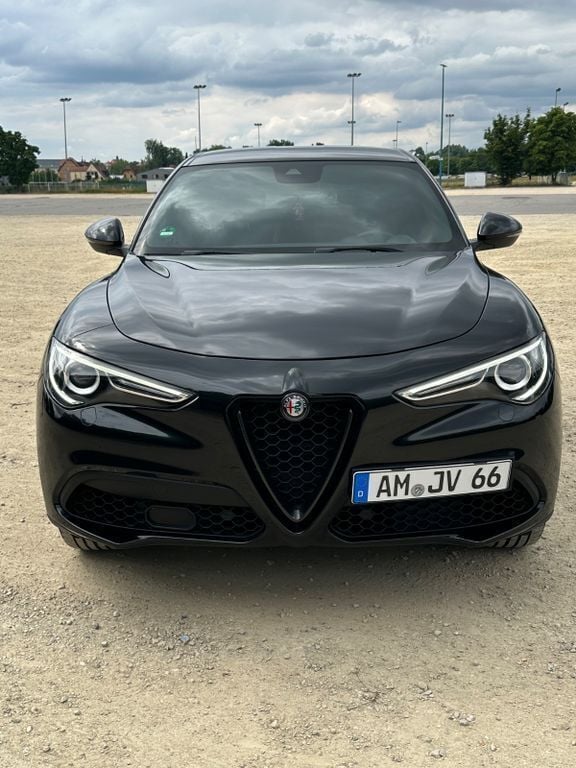 Schwarz Gebraucht 2018 Alfa Romeo Stelvio Super SUV | 21.800 € (Etwas zu teuer) - Bild 1/4