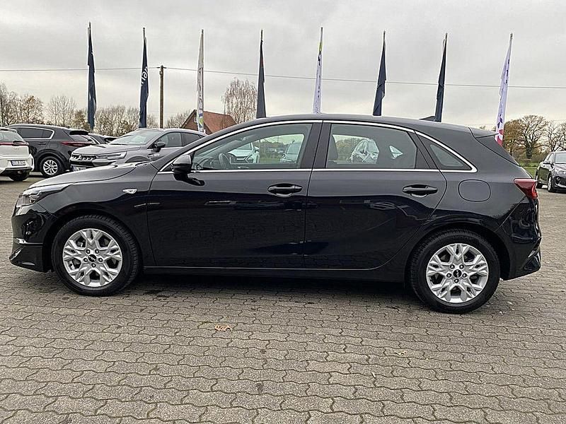 Gebraucht Kia Ceed Vision 140 PS (102 kW) 2024 Schwarz (1k zilinaschwarz) Kleinwagen