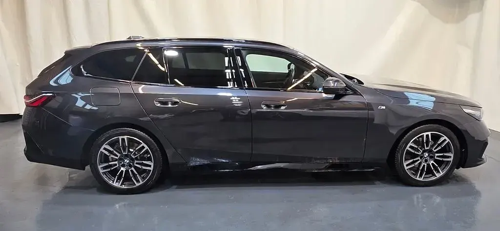 Gebraucht BMW 520 M Sport 197 PS (144 kW) 2024 Grau Kombi