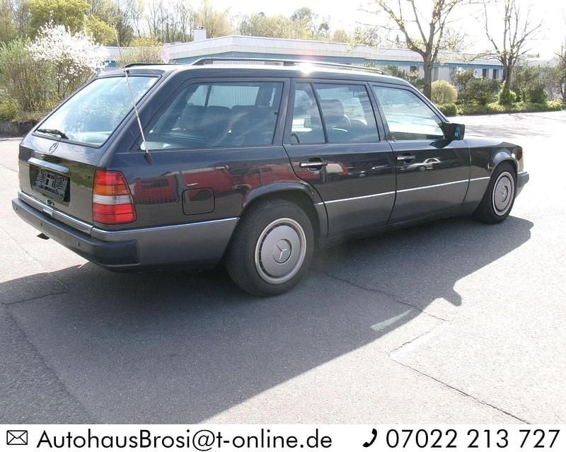 Gebraucht Mercedes E220 150 PS (110 kW) 1994 Schwarz Kombi