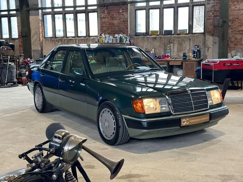 Second-hand Mercedes E230 132 CP (97 kW) 1992 Verde Berlinǎ