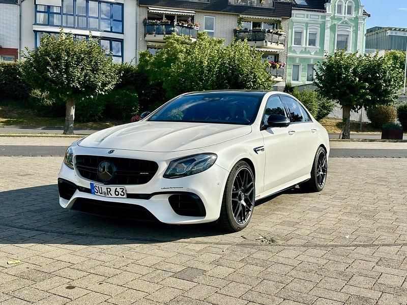 Weiß Gebraucht 2016 Mercedes E63S AMG AMG Limousine | 65.900 € - Bild 1/4