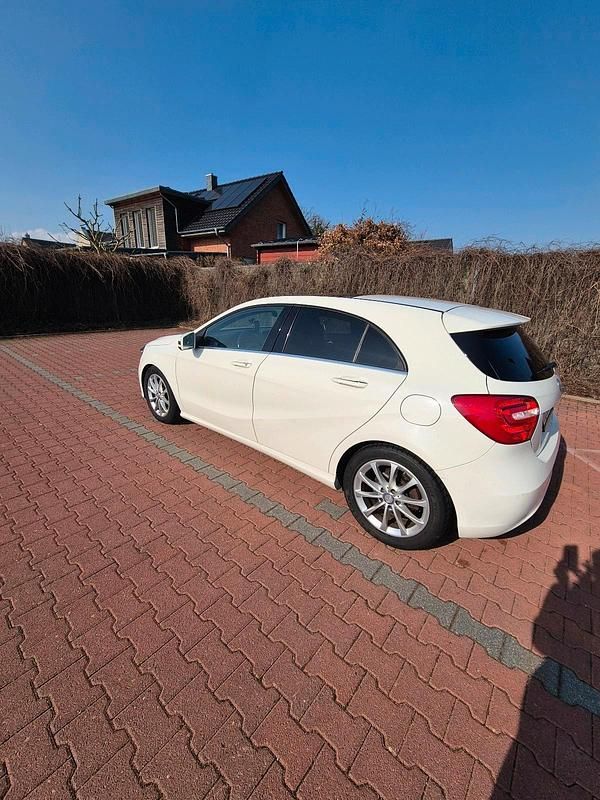 Gebraucht Mercedes A200 136 PS (100 kW) 2015 Weiß Limousine