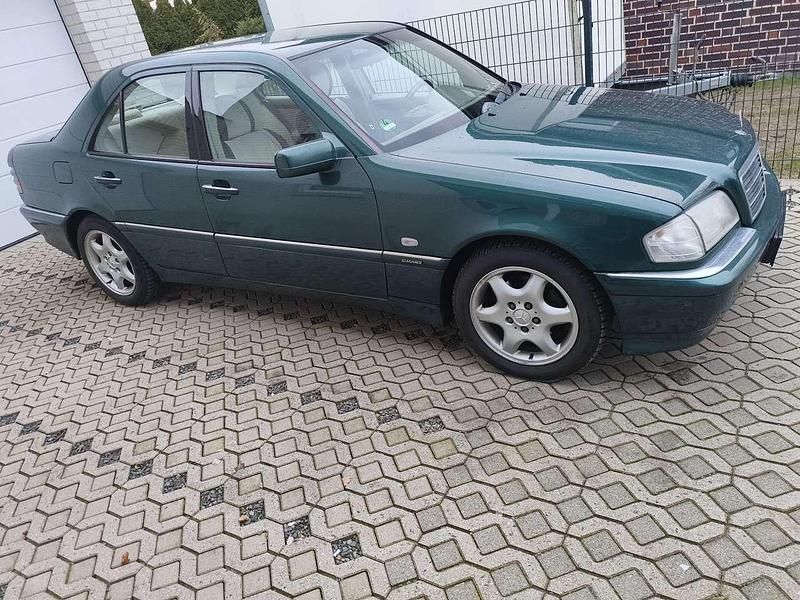 Grün Gebraucht 1998 Mercedes C200 Elegance Limousine | 4.888 € (Fairer Preis) - Bild 1/4