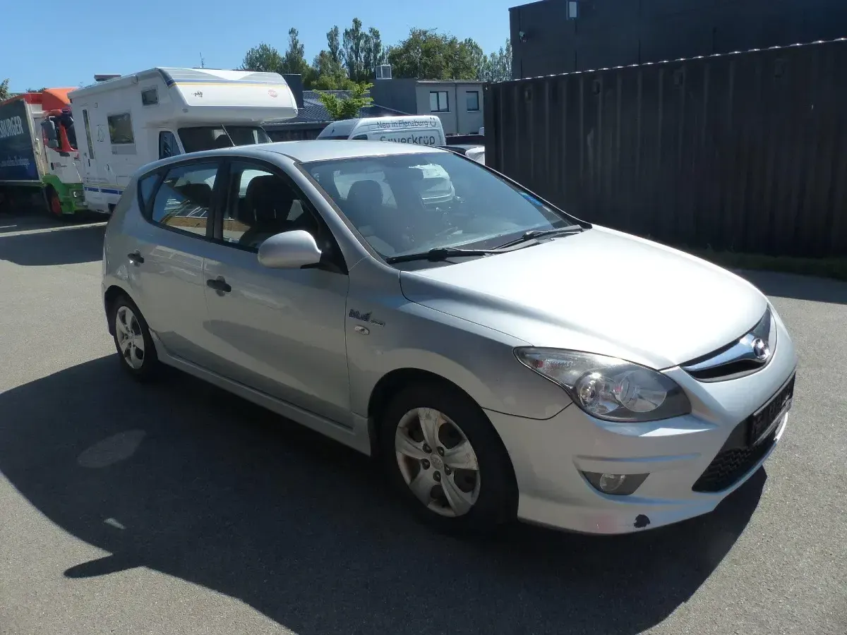 Gebraucht Hyundai i30 105 PS (77 kW) 2011 Silber Kleinwagen