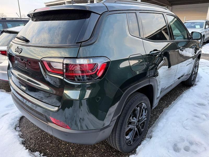 Neu Jeep Compass 179 PS (131 kW) 2025 Grün SUV