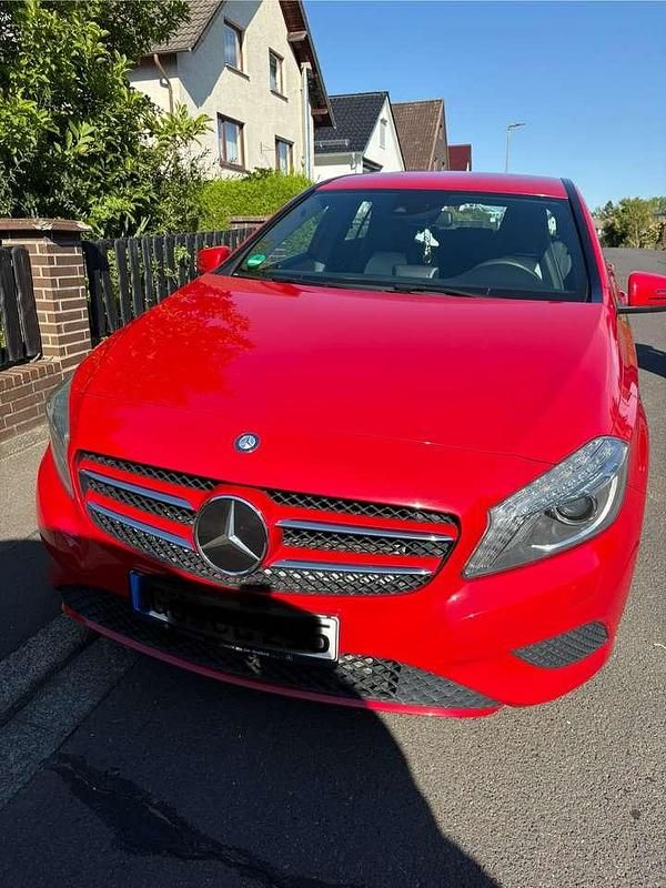 Rot Gebraucht 2013 Mercedes A180 Limousine | 12.500 € (Guter Preis) - Bild 1/4