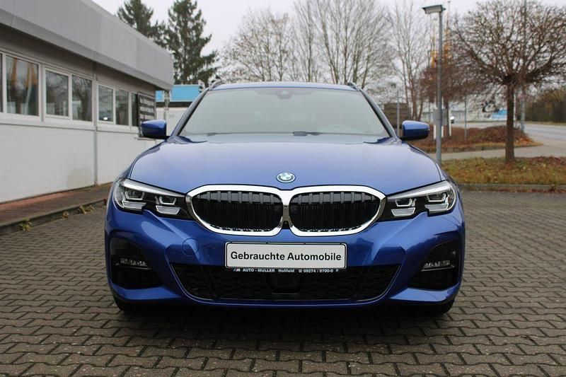 Gebraucht BMW 330e M Sport 252 PS (185 kW) 2021 Portimao blau Kombi