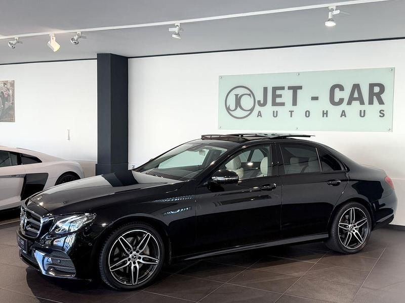 Obsidianschwarz metallic Gebraucht 2019 Mercedes E220 AMG line Limousine | 26.900 € (Fairer Preis) - Bild 1/4
