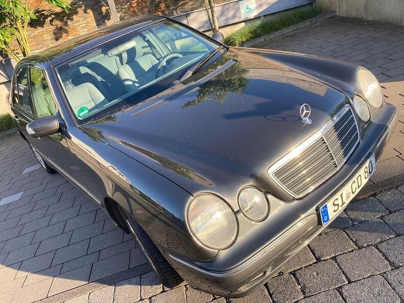 Grau Gebraucht 1999 Mercedes E240 Elegance Limousine | 3.999 € (Teuer) - Bild 1/4