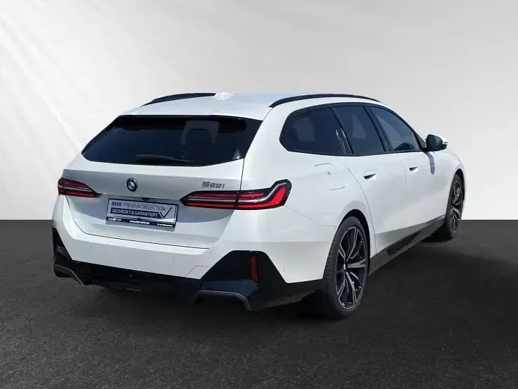 Gebraucht BMW 520 M Sport 208 PS (152 kW) 2025 Mineralweiß metallic Kombi