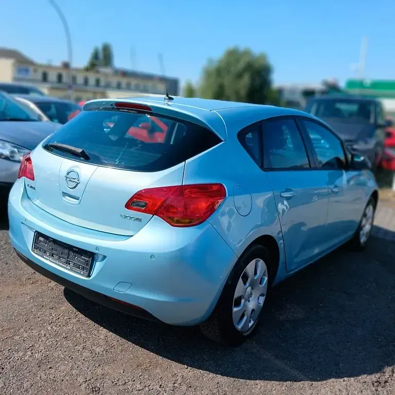 Gebraucht Opel Astra Edition 101 PS (74 kW) 2010 Blau Limousine