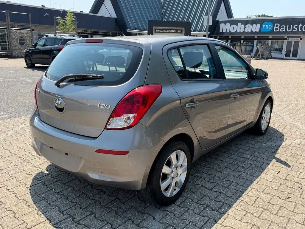 Gebraucht Hyundai i20 Classic 77 PS (56 kW) 2012 Grau Kleinwagen