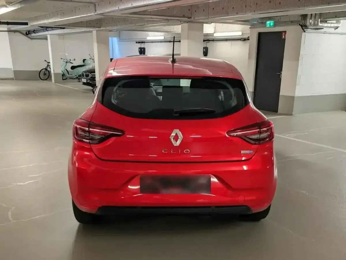 Używany Renault Clio V Zen 140 KM (102 kW) 2021 Czerwony Sedan/Limuzyna