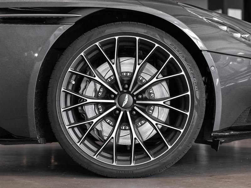 Gebraucht Aston Martin DB11 536 PS (394 kW) 2023 Xenon grey Coupé