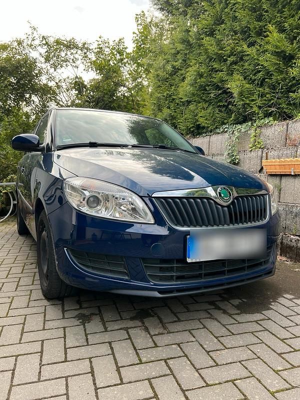 Blau Gebraucht 2011 Skoda Fabia Kleinwagen | 3.750 € - Bild 1/4