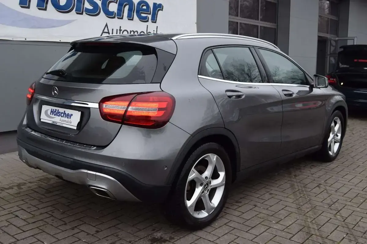 Gebraucht Mercedes GLA180 122 PS (89 kW) 2017 Mountaingrau SUV