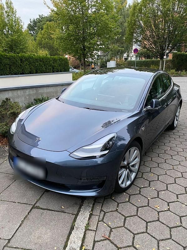 Grau Gebraucht 2020 Tesla Model 3 Limousine | 27.700 € (Etwas zu teuer) - Bild 1/4