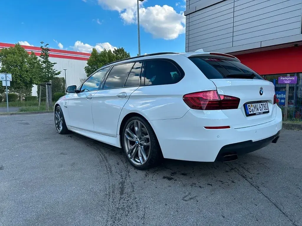 Używany BMW M550 Performance 381 KM (280 kW) 2014 Biały Sedan/Limuzyna