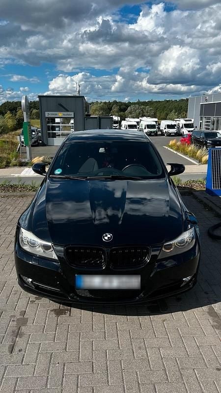 Gebraucht BMW 320 170 PS (125 kW) 2010 Schwarz Limousine