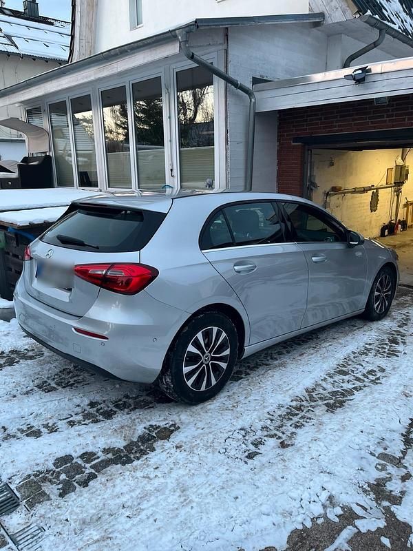 Silber Gebraucht 2022 Mercedes A180 Limousine | 22.000 € (Fairer Preis) - Bild 1/4