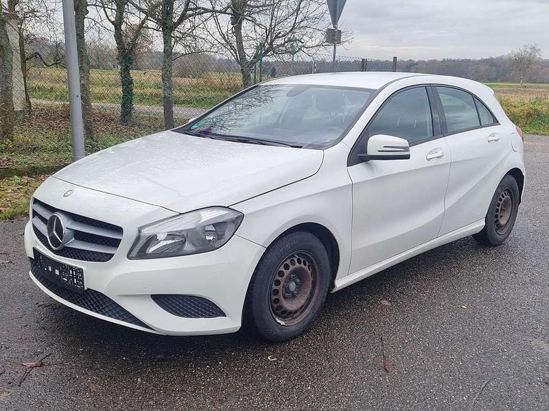 Gebraucht Mercedes A160 90 PS (66 kW) 2014 Weiß Limousine
