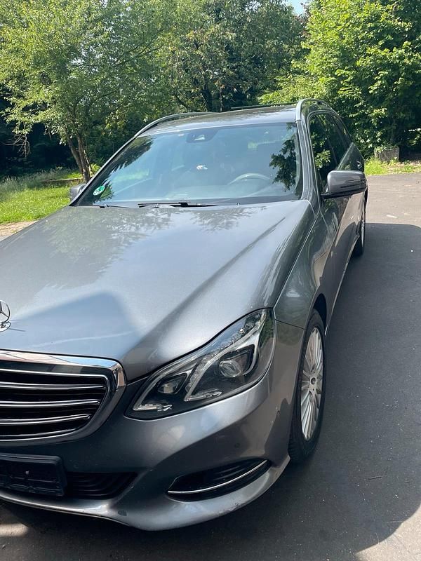 Grau Gebraucht 2015 Mercedes E220 Kombi | 11.999 € - Bild 1/4