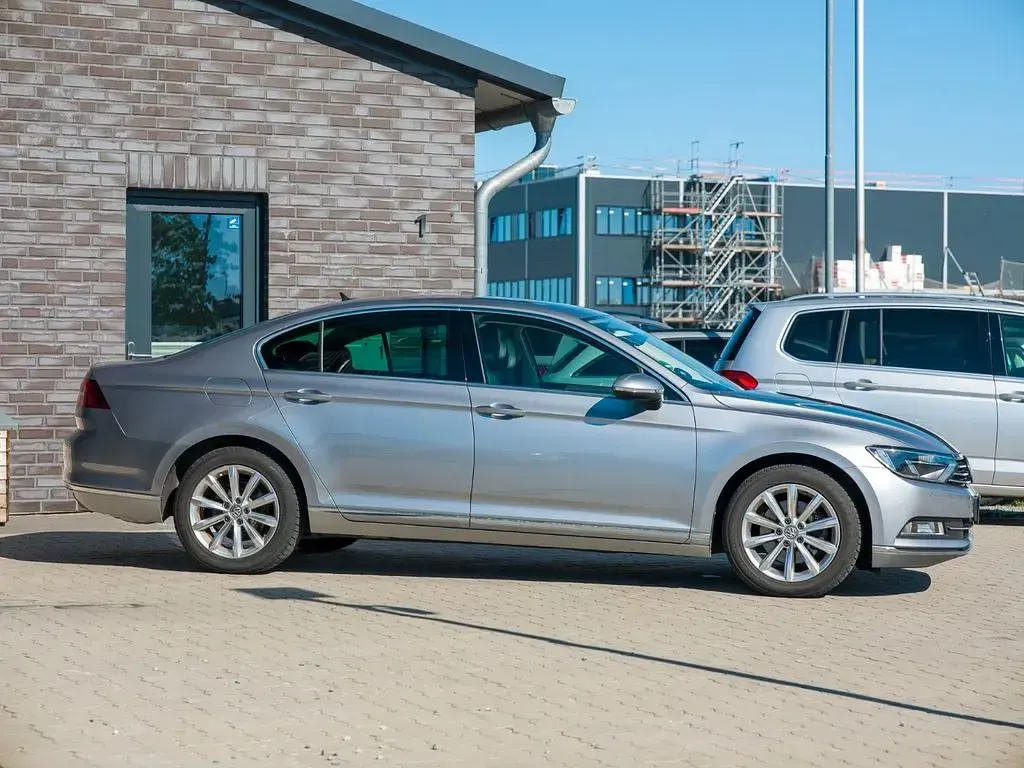 Gebraucht VW Passat Highline 150 PS (110 kW) 2019 Silber Limousine