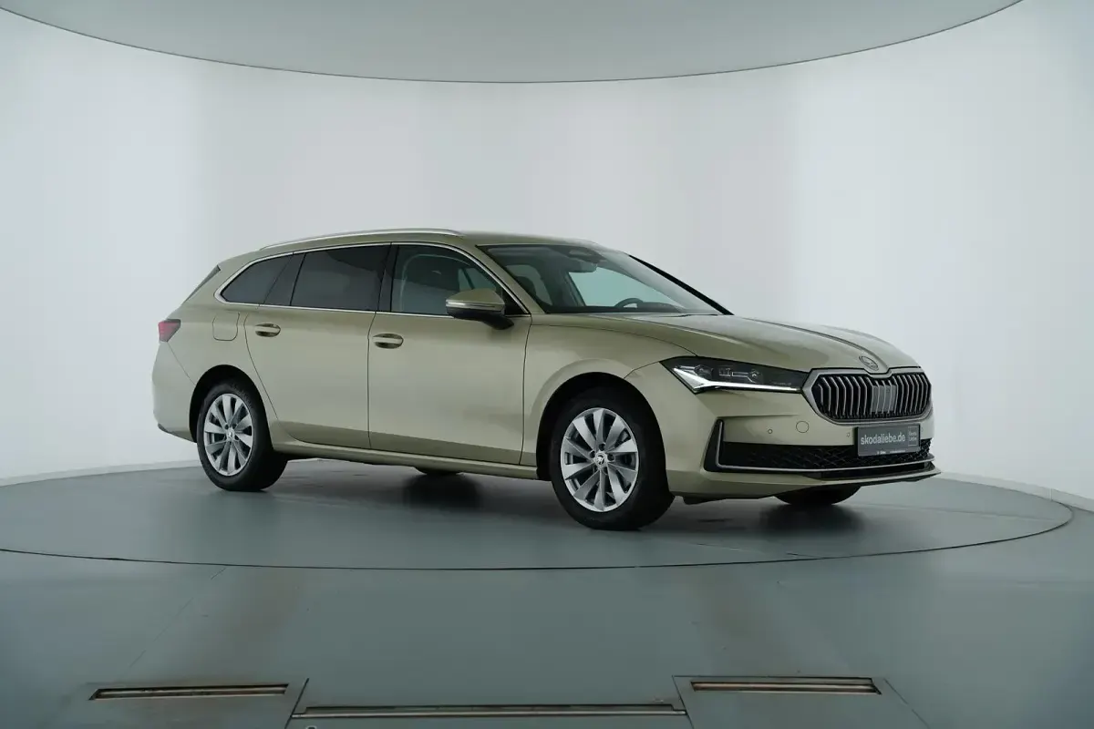 Gebraucht Skoda Superb Selection 150 PS (110 kW) 2024 Ice tea gelb metallic Kombi