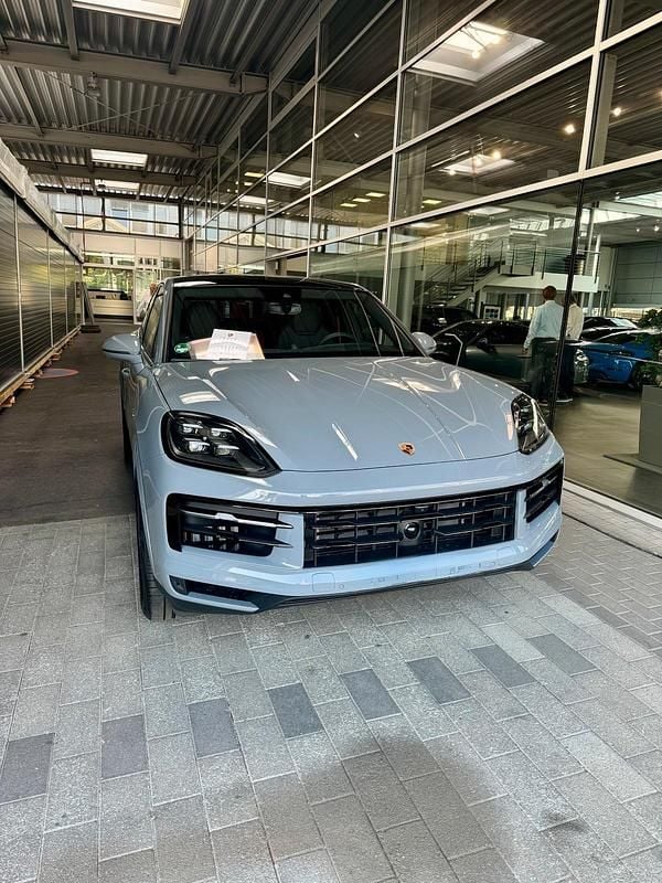 Gebraucht Porsche Cayenne 470 PS (345 kW) 2024 Grau SUV