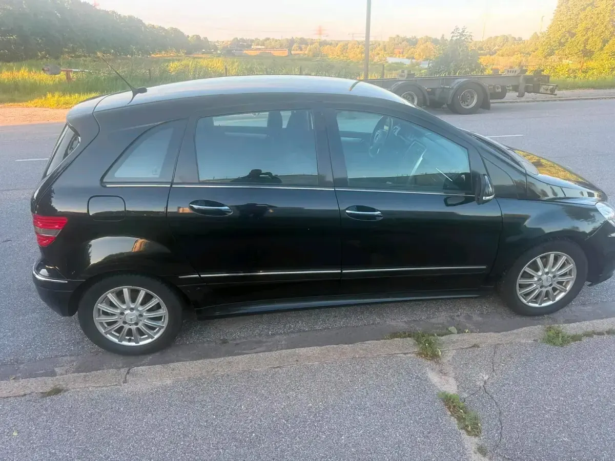 Gebraucht Mercedes B200 140 PS (102 kW) 2009 Schwarz Van / Kleinbus