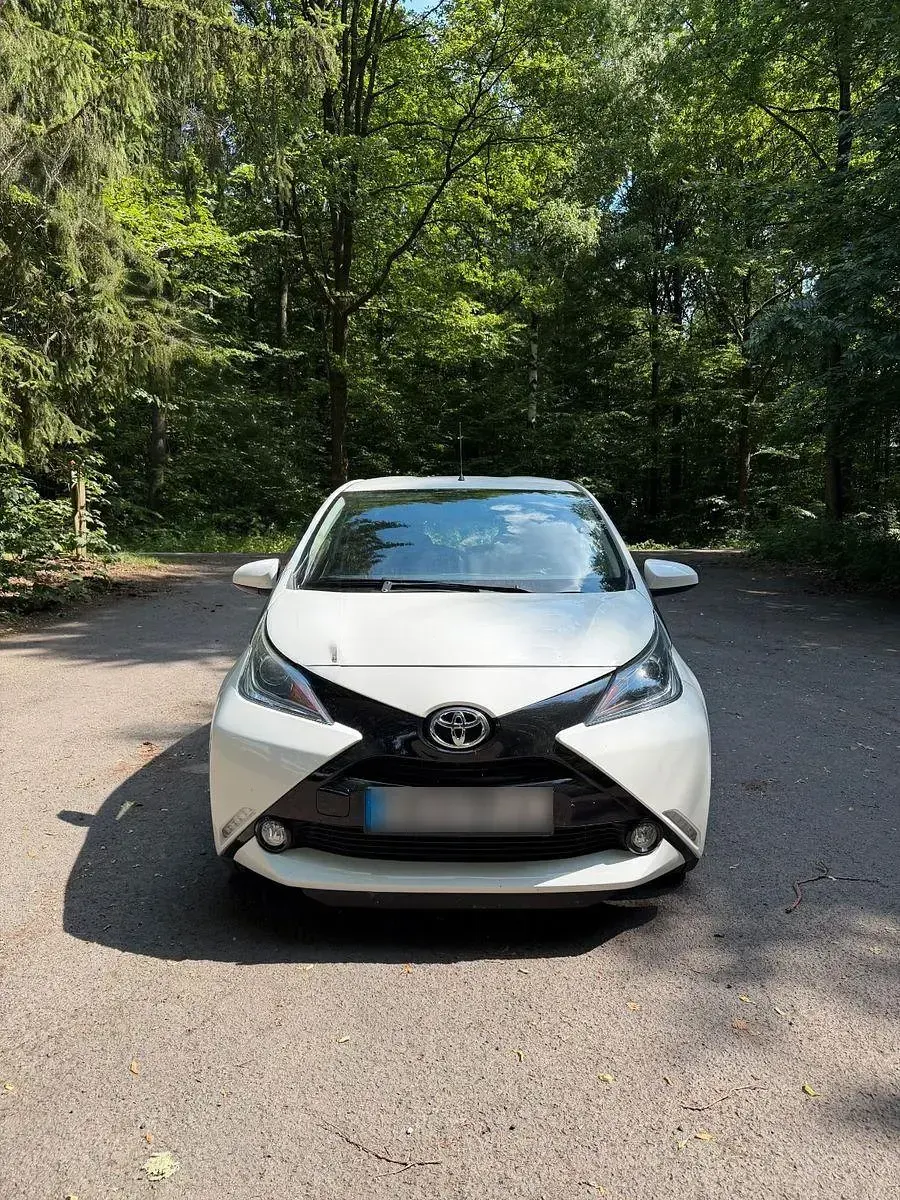 Gebraucht Toyota Aygo 69 PS (50 kW) 2015 Weiß Kleinwagen
