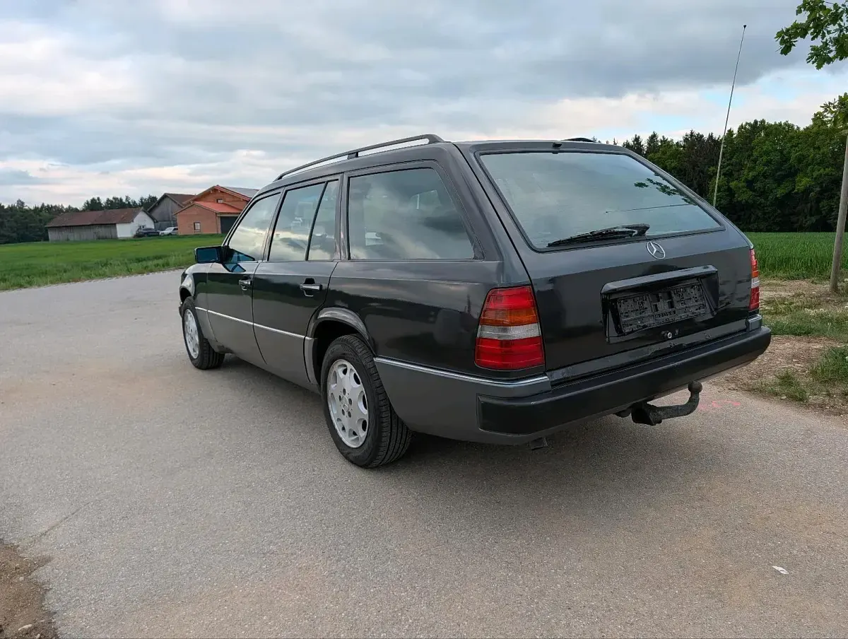 Gebraucht Mercedes E220 150 PS (110 kW) 1994 Schwarz Kombi