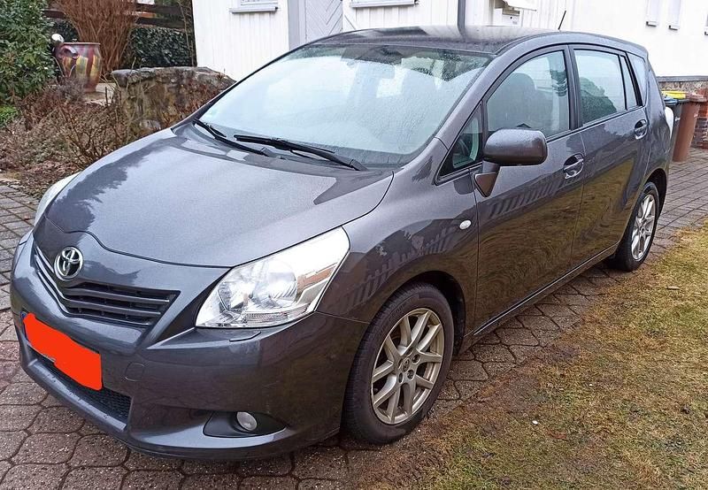 Grau Gebraucht 2010 Toyota Verso Multidrive S Van / Kleinbus | 10.000 € (Teuer) - Bild 1/4