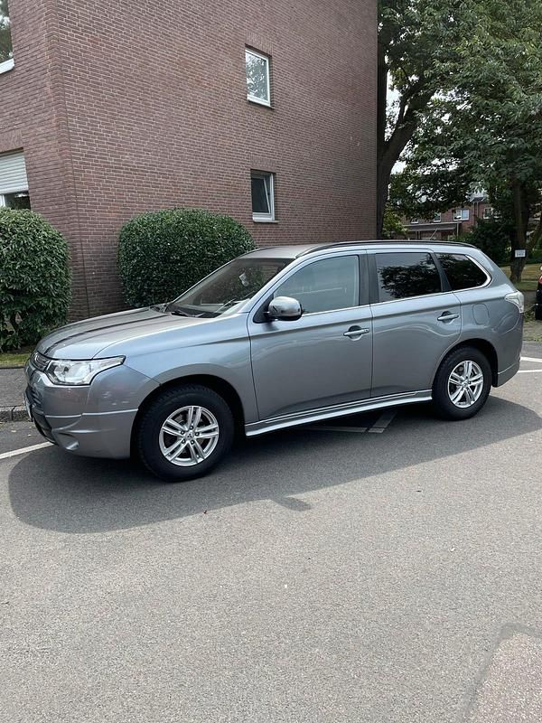 Gebraucht Mitsubishi Outlander 150 PS (110 kW) 2014 Grau SUV