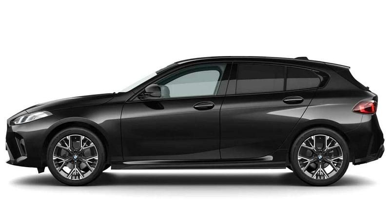 Saphirschwarz metallic Neu 2025 BMW 116 M Sport Kleinwagen | 33.115 € (Fairer Preis) - Bild 1/4