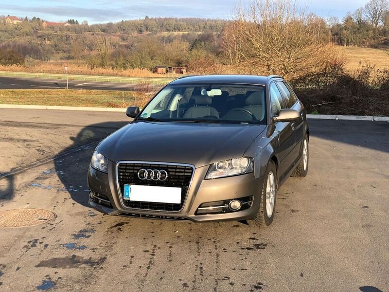 Braun Gebraucht 2013 Audi A3 Sportback Attraction Limousine | 5.500 € (Guter Preis) - Bild 1/4