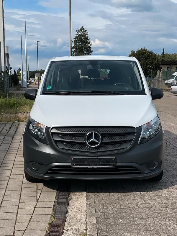 Weiß Gebraucht 2018 Mercedes Vito Van / Kleinbus | 29.950 € (Fairer Preis) - Bild 1/4