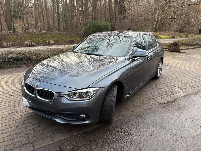 Gebraucht BMW 330e Sport Line 254 PS (186 kW) 2016 Grau Limousine