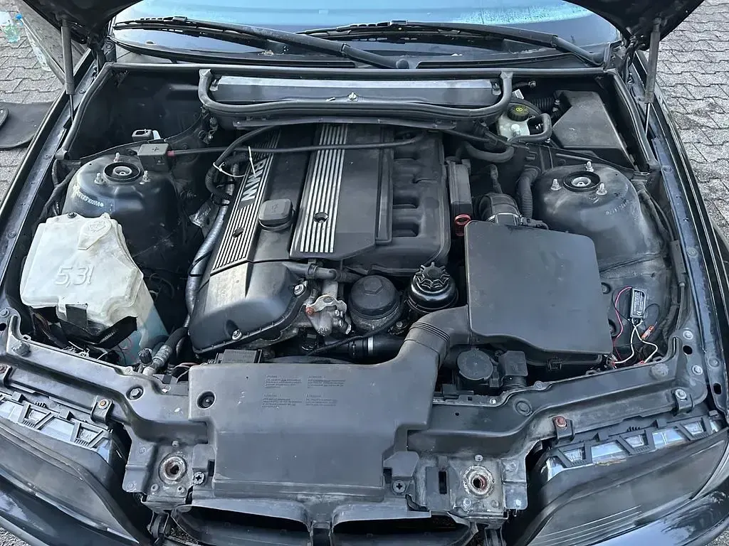Używany BMW 325 M Sport 192 KM (141 kW) 2000 Czarny Sedan/Limuzyna