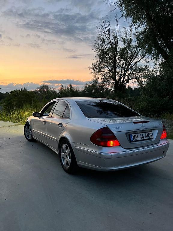 Silber Gebraucht 2004 Mercedes E270 Avantgarde Limousine | 1.100 € (Superpreis) - Bild 1/4