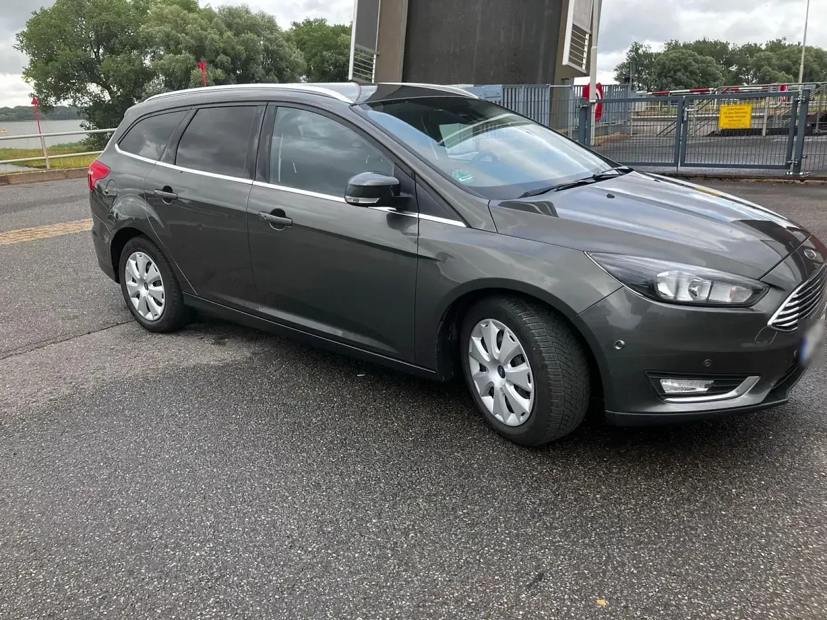 Gebraucht Ford Focus Cool & Connect 125 PS (91 kW) 2018 Grau Kombi