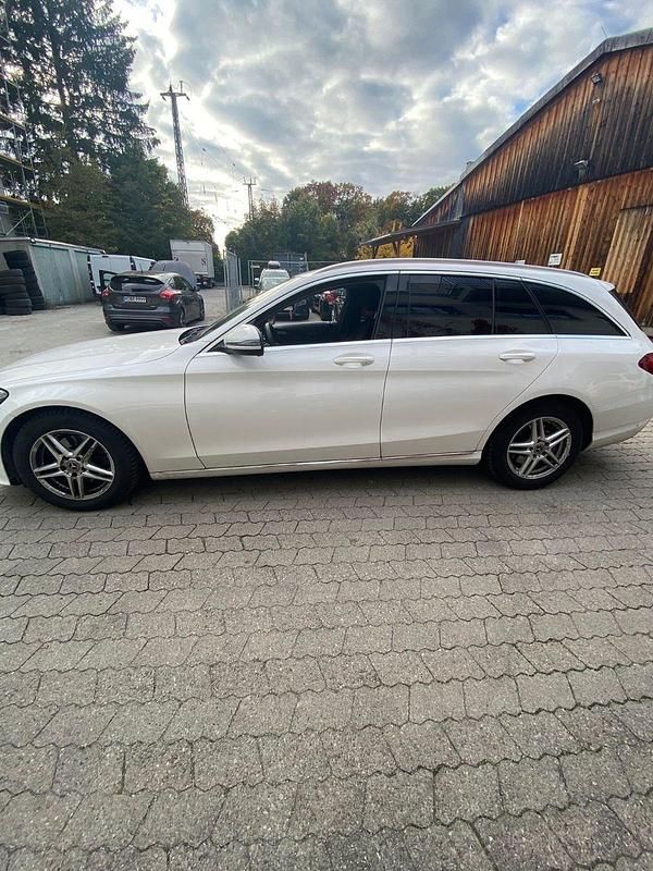 Weiß Gebraucht 2019 Mercedes C220 Avantgarde Kombi | 19.999 € (Superpreis) - Bild 1/4