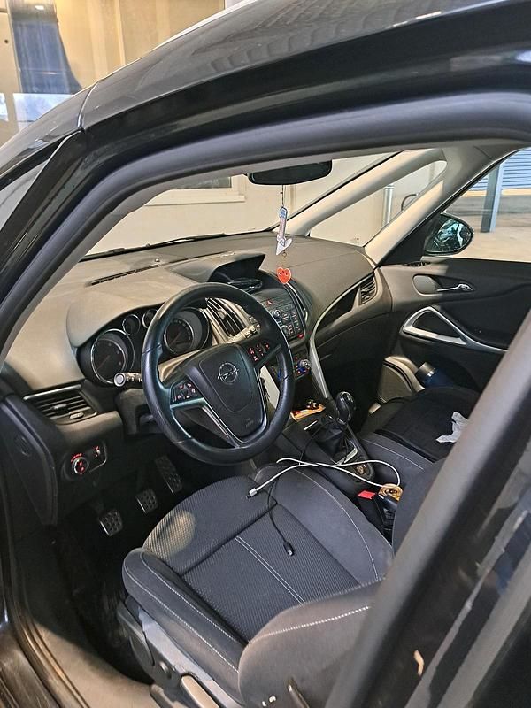 Second-hand Opel Zafira 2012 Negru Monovolum