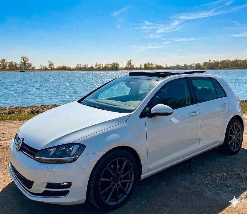 Gebraucht VW Golf VII Highline 125 PS (91 kW) 2015 Weiß Kleinwagen