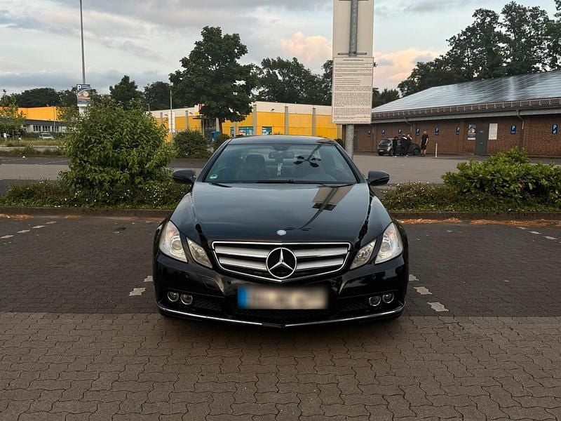 Schwarz Gebraucht 2010 Mercedes E250 Coupé | 7.490 € (Fairer Preis) - Bild 1/4