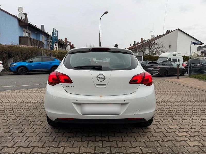 Gebraucht Opel Astra 116 PS (85 kW) 2011 Weiß Limousine