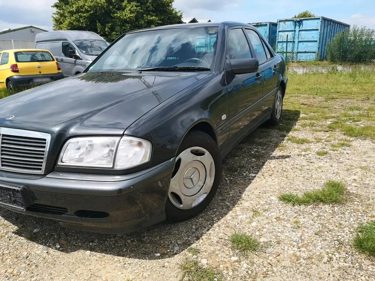 Gebraucht Mercedes C200 102 PS (75 kW) 1999 Schwarz Limousine