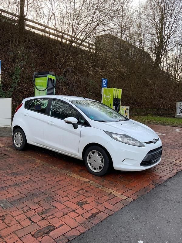 Weiß Gebraucht 2010 Ford Fiesta Kleinwagen | 3.990 € (Fairer Preis) - Bild 1/4