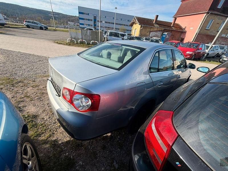 Second-hand VW Jetta 105 CP (77 kW) 2007 Argintiu Berlinǎ
